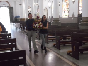 04 Entrega de ofrenda floral de manos de Enrique Chacon y Jenmy Padilla